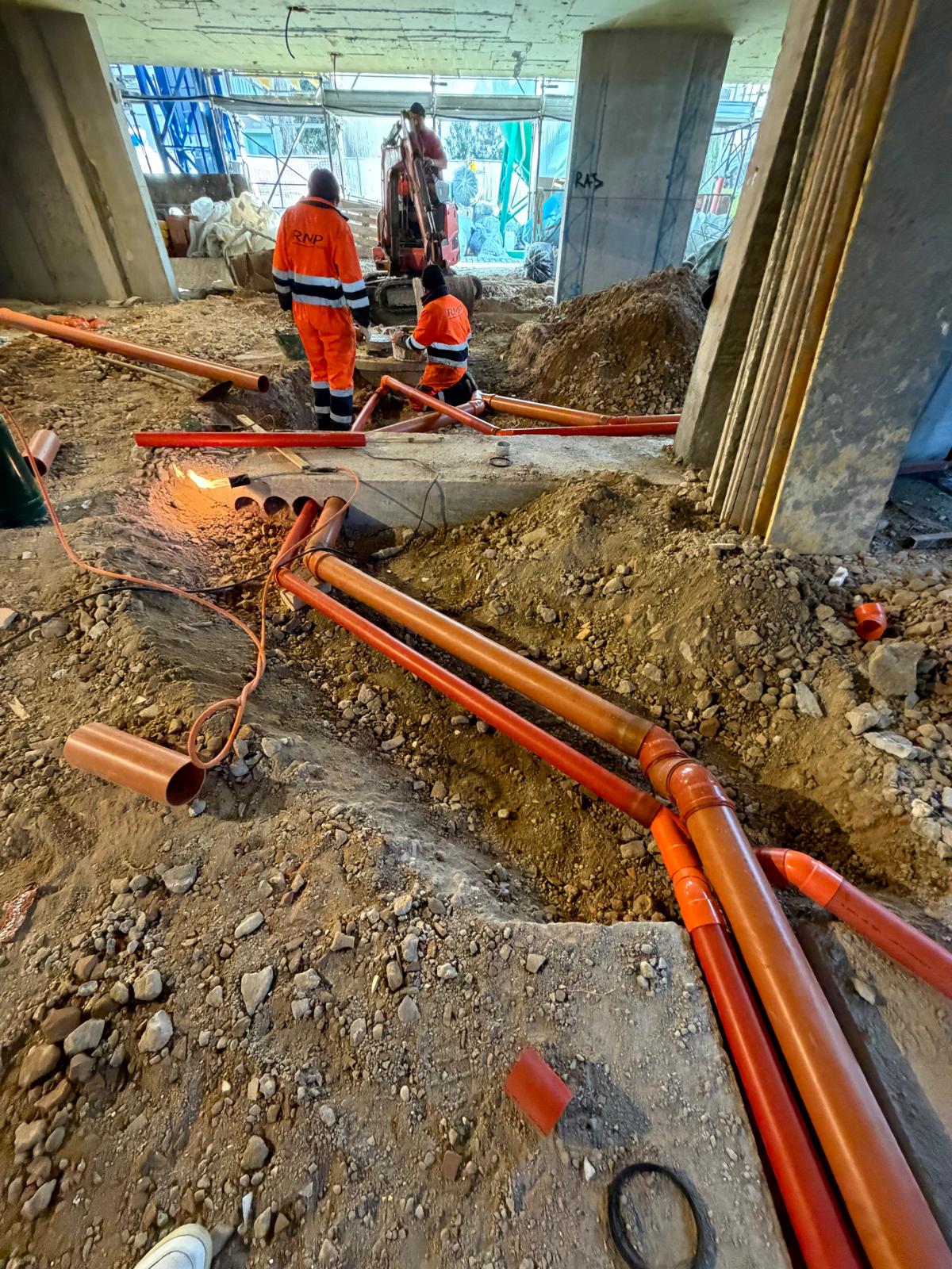 Posa di tubazioni e valvole in trincea
