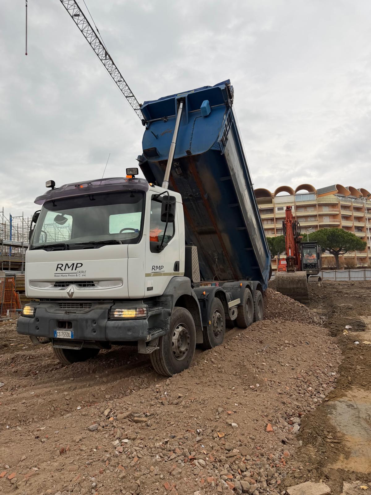Escavatore al lavoro in cantiere