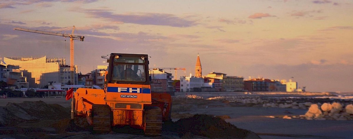 Pala meccanica sulla spiaggia